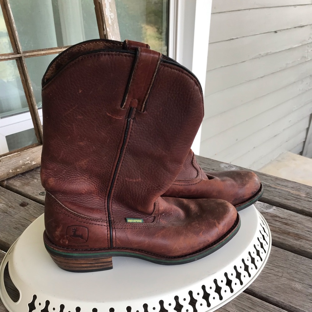 Men’s John Deere western boots.